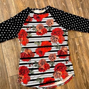 Medium LuLaRoe Randy baseball tee